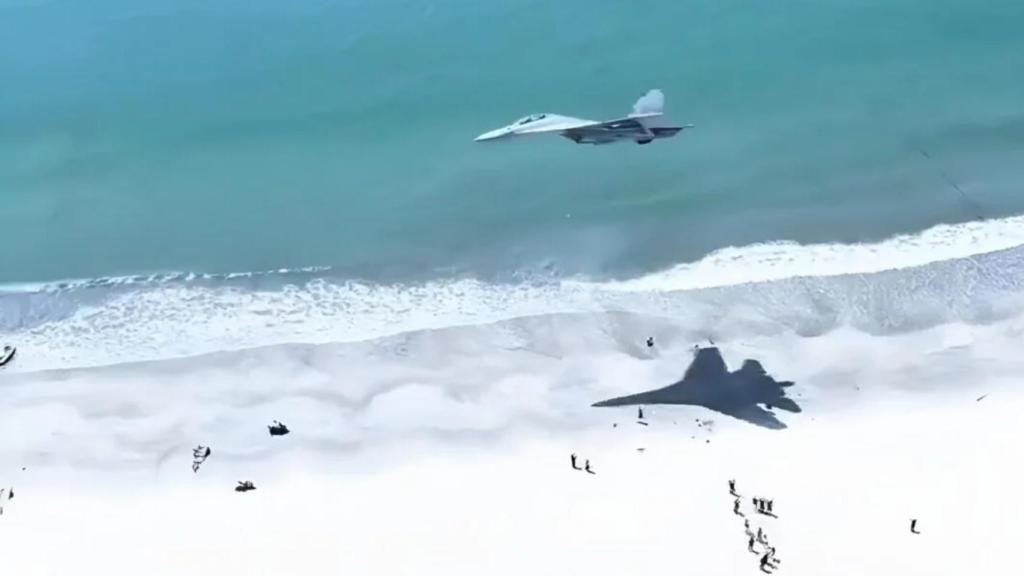Captura del vídeo del caza chino J-16 sobrevolando una playa.