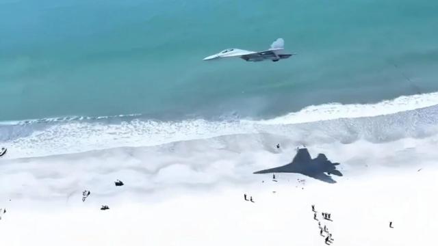 Captura del vídeo del caza chino J-16 sobrevolando una playa.