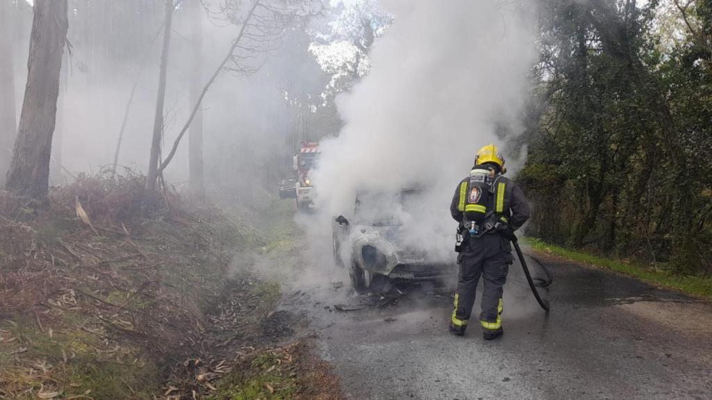Arde un vehículo en Ribeira.