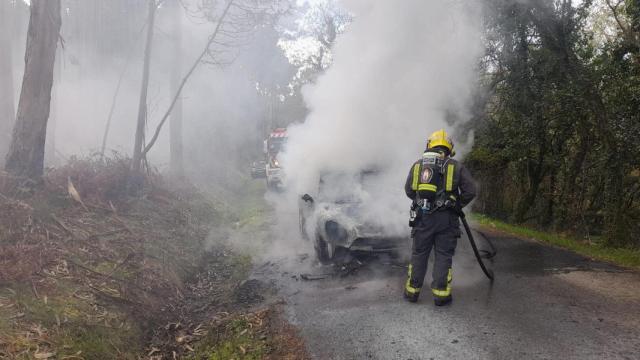 Arde un vehículo en Ribeira.