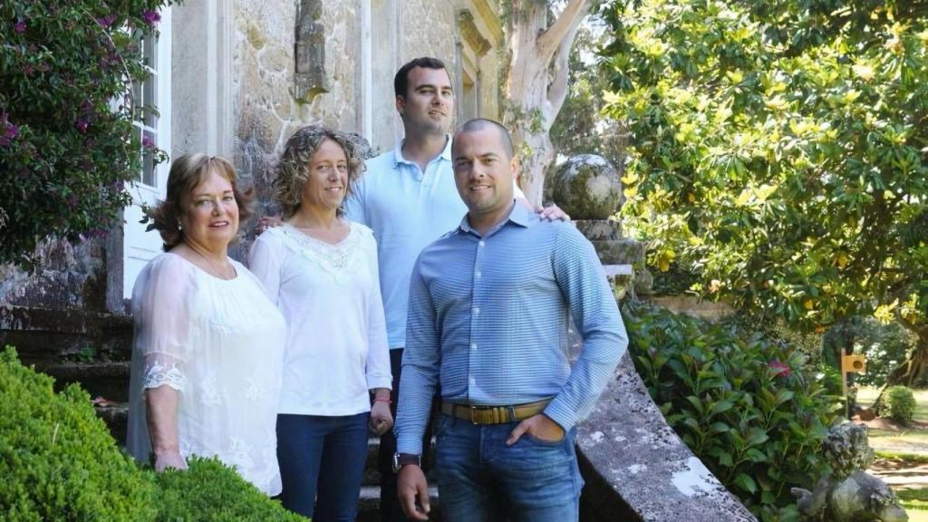 María Antonia Paz y sus hijos Belén, Santiago (arriba) y Jesús Lorenzo (abajo).