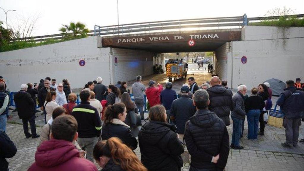 Imagen del día que cerraron las compuertas de defensa de Triana.