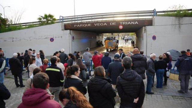 Imagen del día que cerraron las compuertas de defensa de Triana.
