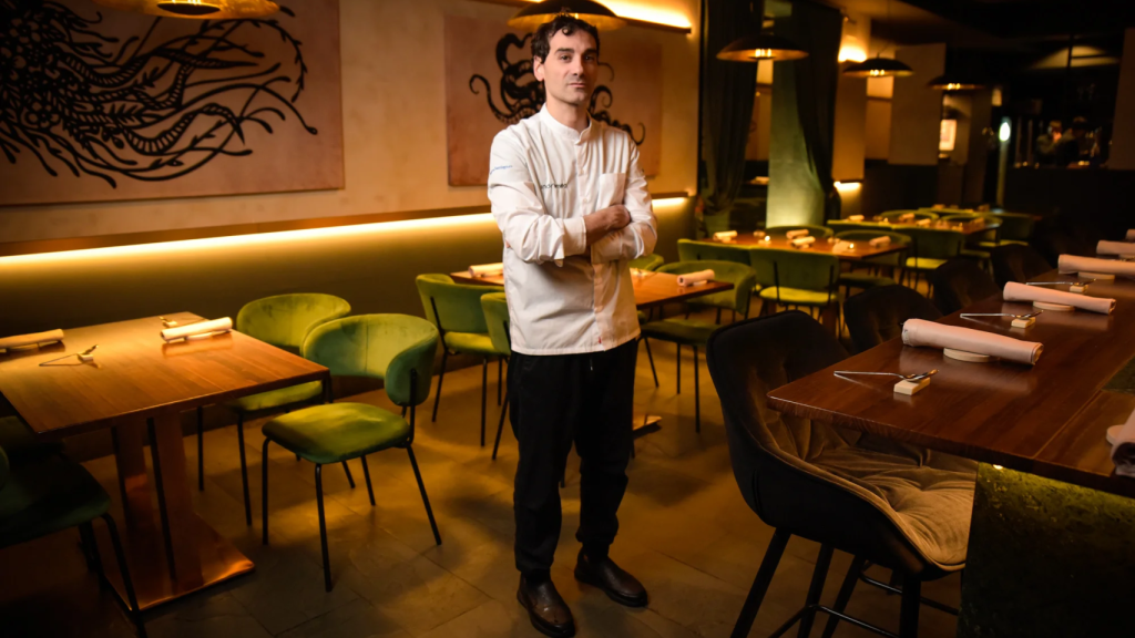 El chef Martín Vázquez  en su restaurante.