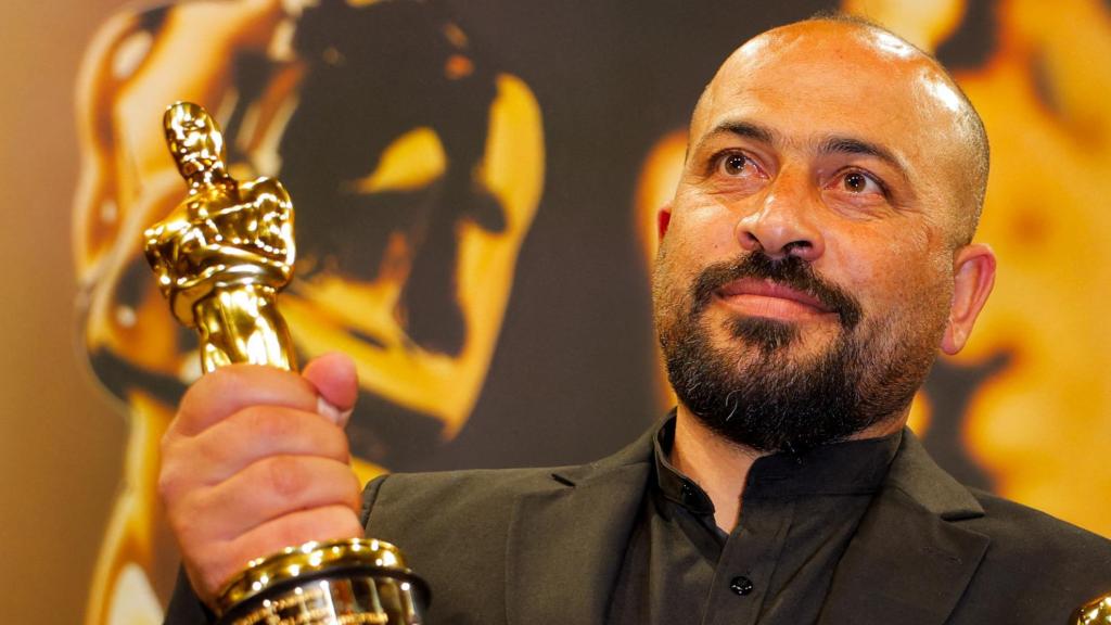 Hamdan Ballal (i) y Rachel Szor (d) dos de los codirectores del documental ganador del Oscar 'No other land'.