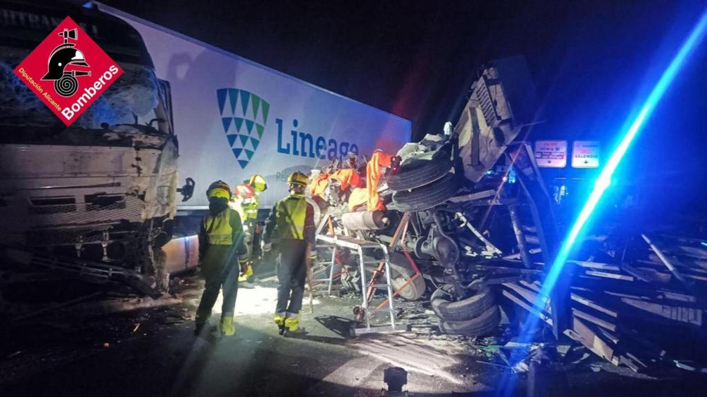 La actuación de los bomberos en el accidente de los dos camiones en Ondara.