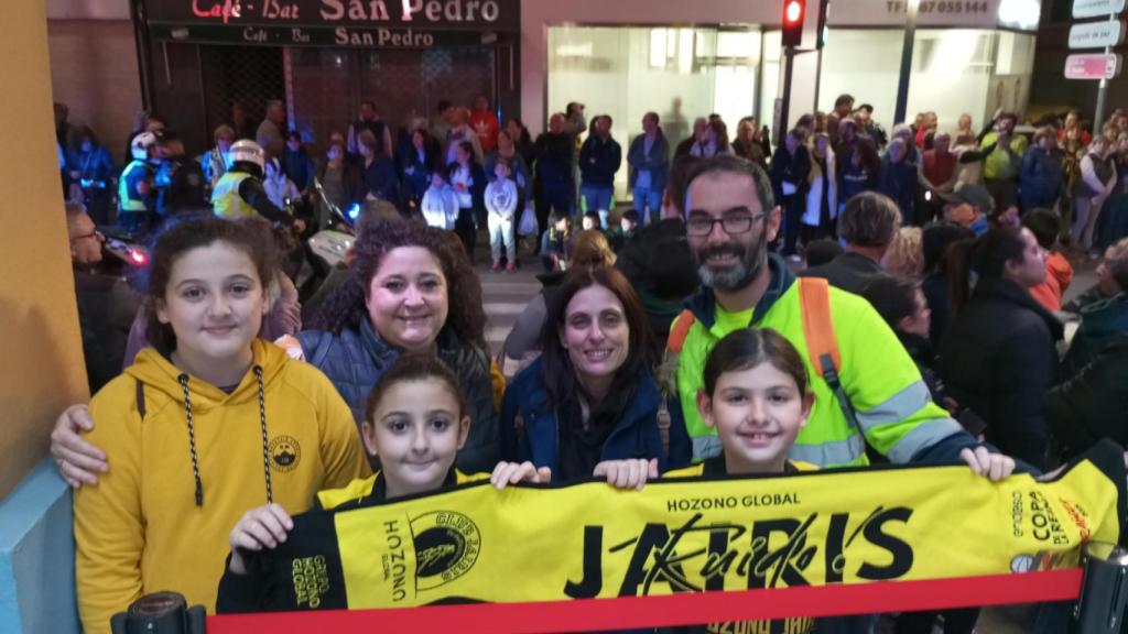 Ana y Martina, de 7 años, este lunes por la noche, con su bufanda del Hozono Global Jairis, equipo en el que militan en la categoría prebenjamín.
