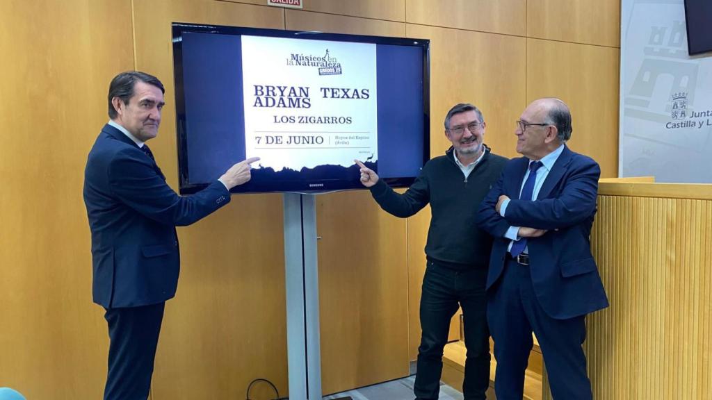 El consejero de Medio Ambiente, Vivienda y Ordenación del Territorio, Juan Carlos Suárez-Quiñones junto al consejero delegado de la Fundación Patrimonio Natural, José Manuel Jiménez: y el director general de Patrimonio Natural, en la presentación del cartel Músicos en la Naturaleza