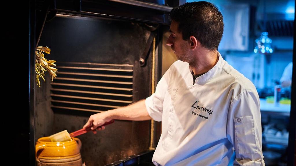 El chef Víctor Infantes, a los fogones en Ancestral.