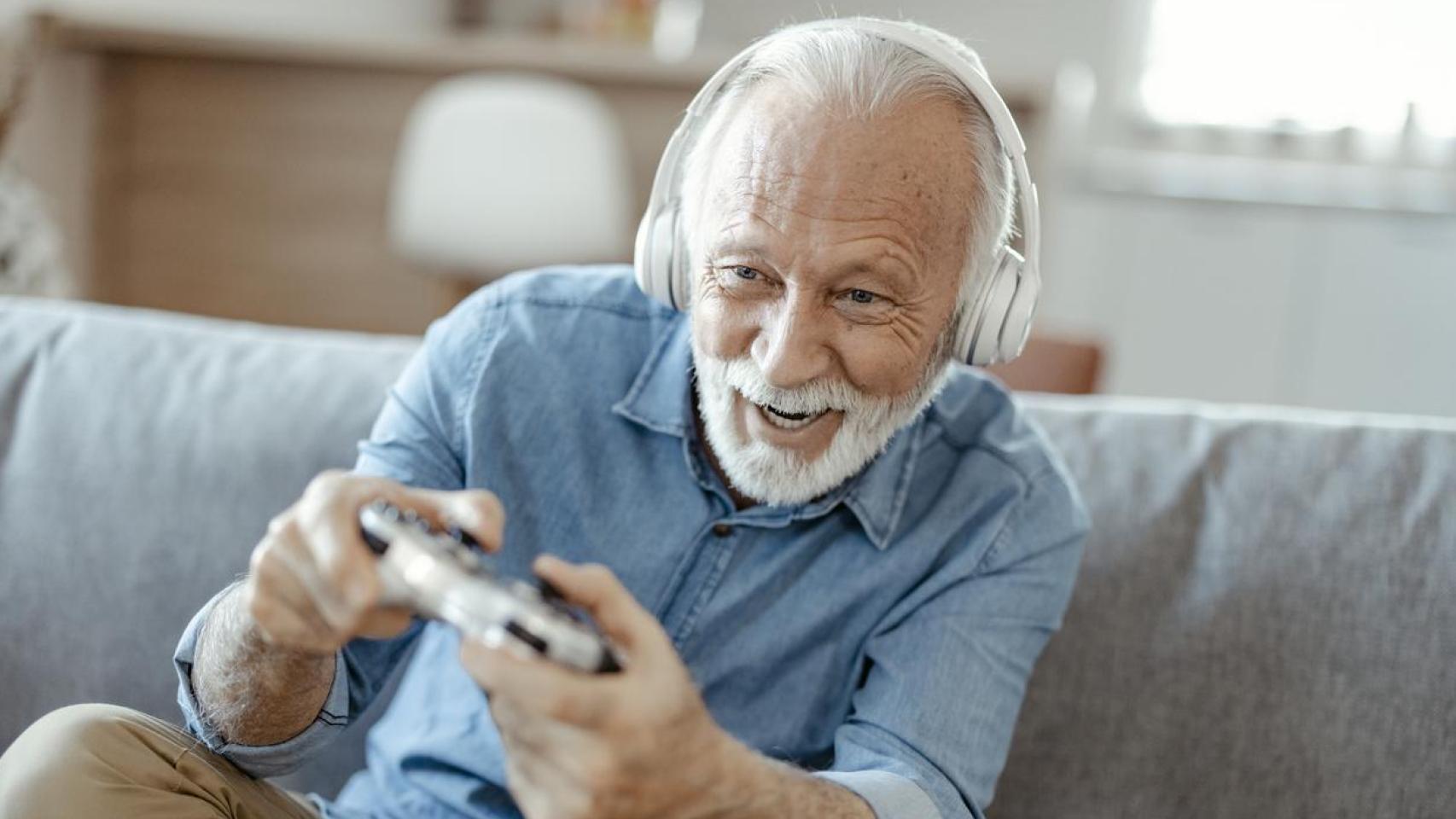 Hombre mayor jugando a la consola.