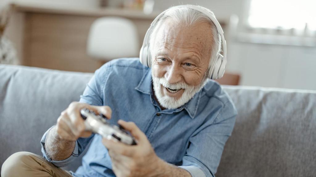 Hombre mayor jugando a la consola.