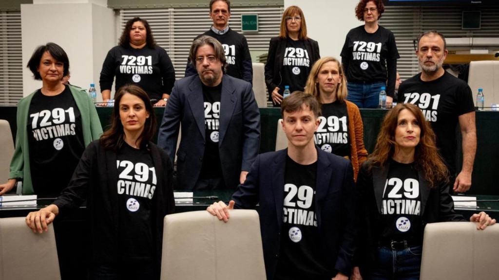 Concejales de Más Madrid con camisetas de '7901' en el pleno de marzo del Ayuntamiento de Madrid.