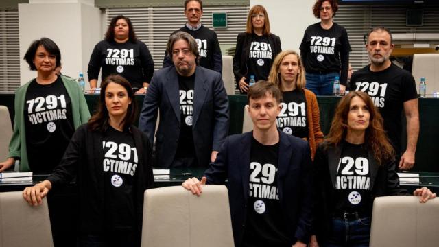 Concejales de Más Madrid con camisetas de '7901' en el pleno de marzo del Ayuntamiento de Madrid.