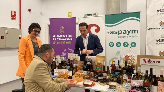 El presidente de la Diputación de Valladolid, Conrado Íscar, el director ejecutivo de Aspaym, Francisco Sardón, y la responsable de Saborea Castilla y León, Natalia Cernuda, inauguran la tienda online