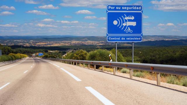 Aviso de radar en una autopista de España.
