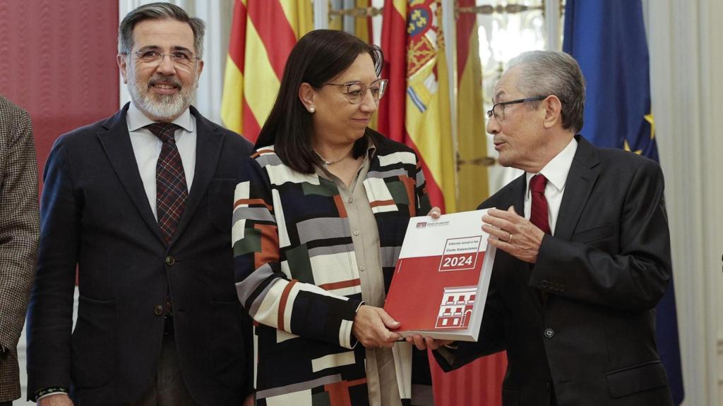 El Defensor del Pueblo, Ángel Luna, le entrega el informe anual de 2024 a la presidenta de Les Corts. Manuel Bruque / Efe