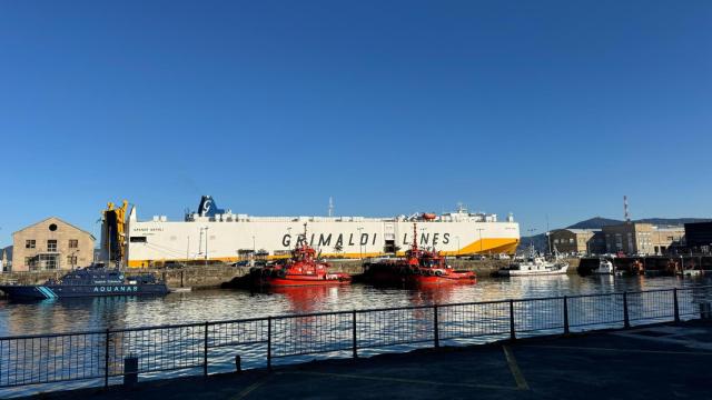 El Grande Napoli en el puerto de Vigo este martes.