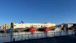 El Grande Napoli en el puerto de Vigo este martes.