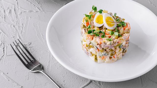 Un plato con ensaladilla (Imagen de archivo)