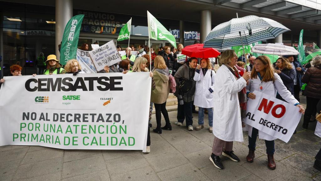 Concentración de los profesionales sanitarios ante la consejería de Sanidad este lunes