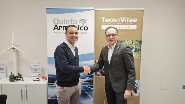 El director general de Quinto Armónico, Mario Valles (izq), y el director general de TecnoVitae, Javier Escribano (Drch), firman su nuevo acuerdo de colaboración