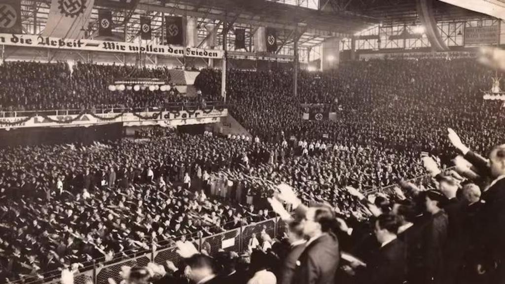 El 10 de abril de 1938, en el Luna Park de Buenos Aires, cerca de 20.000 nazis cantaron el himno nacional argentino con el brazo en alto.