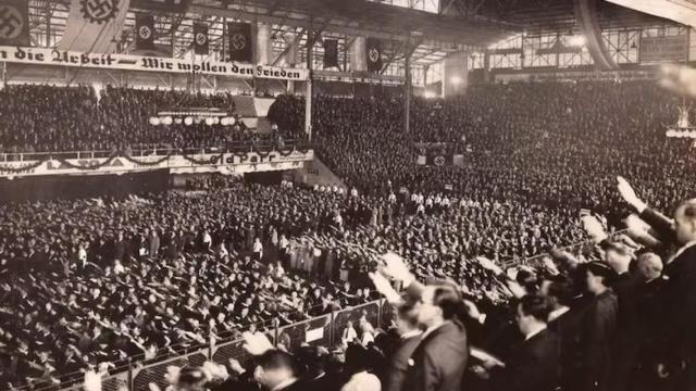 El 10 de abril de 1938, en el Luna Park de Buenos Aires, cerca de 20.000 nazis cantaron el himno nacional argentino con el brazo en alto.
