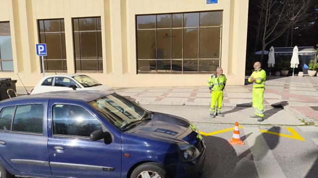 Trabajos de eliminación de un aparcamiento de patinetes eléctricos en Málaga.
