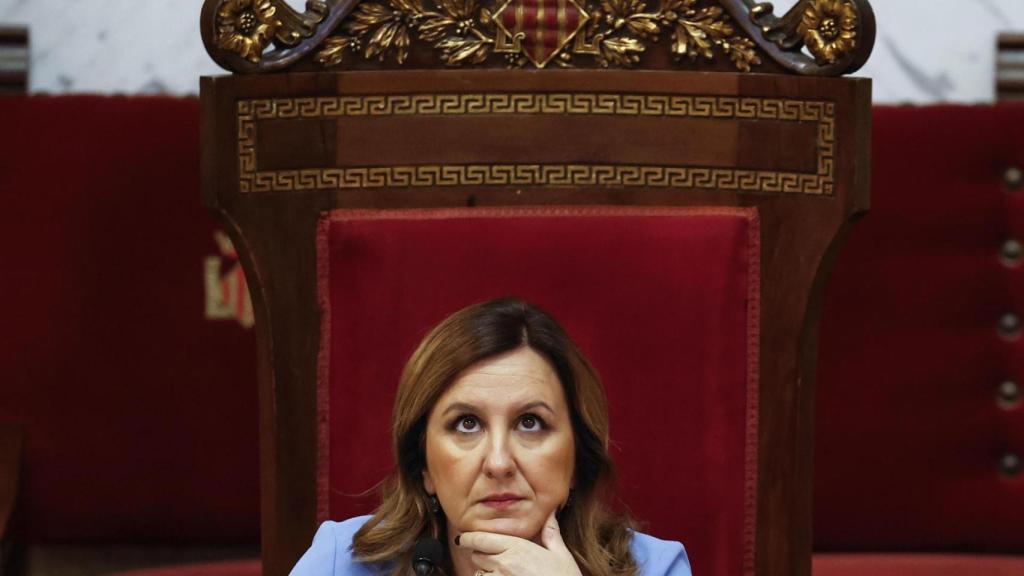 La alcaldesa de Valencia, María José Catalá, durante el desarrollo del pleno de este martes. Ana Escobar / Efe