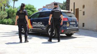Agentes de la Policía Nacional de Valencia junto a un vehículo oficial. Jefatura