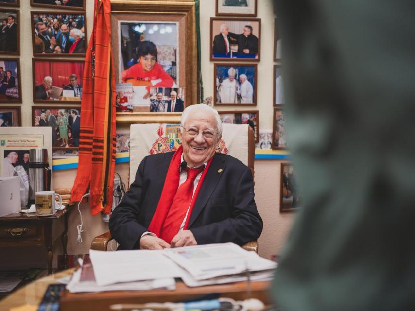 El Padre Ángel, en su despacho de Mensajeros de la Paz