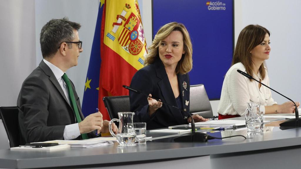 Pilar Alegría junto a Félix Bolaños y Sira Rego este martes en la rueda de prensa posterior al Consejo de Ministros.