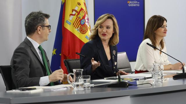 Pilar Alegría junto a Félix Bolaños y Sira Rego este martes en la rueda de prensa posterior al Consejo de Ministros.