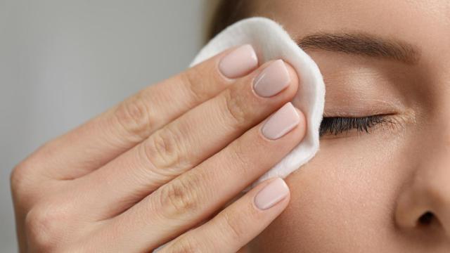 Imagen de archivo de una mujer desmaquillándose.