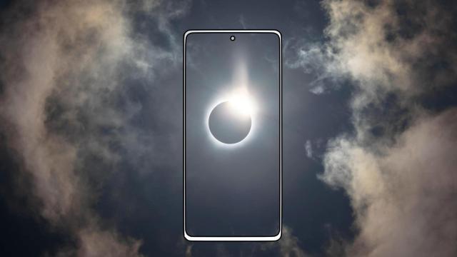 Un móvil fotografiando un eclipse de sol
