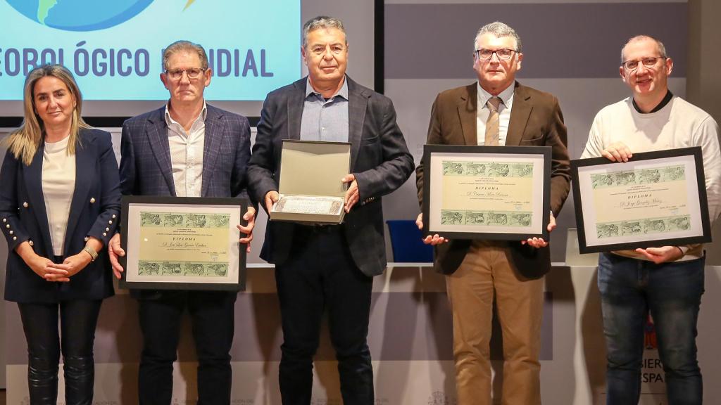 Tolón junto a los voluntarios galardonados.