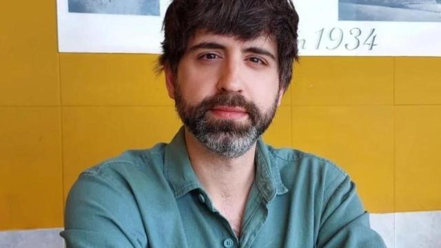 Imagen de una sopa de fideos instantáneos junto al enfermero Adrián Díaz.
