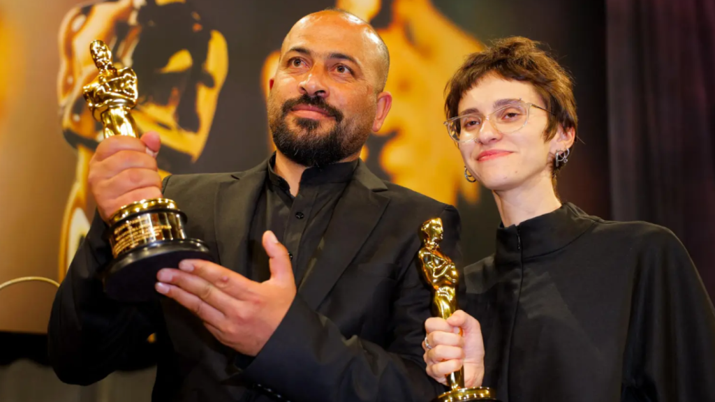 Hamdan Ballal (i) y Rachel Szor (d) dos de los codirectores del documental ganador del Oscar 'No other land'.