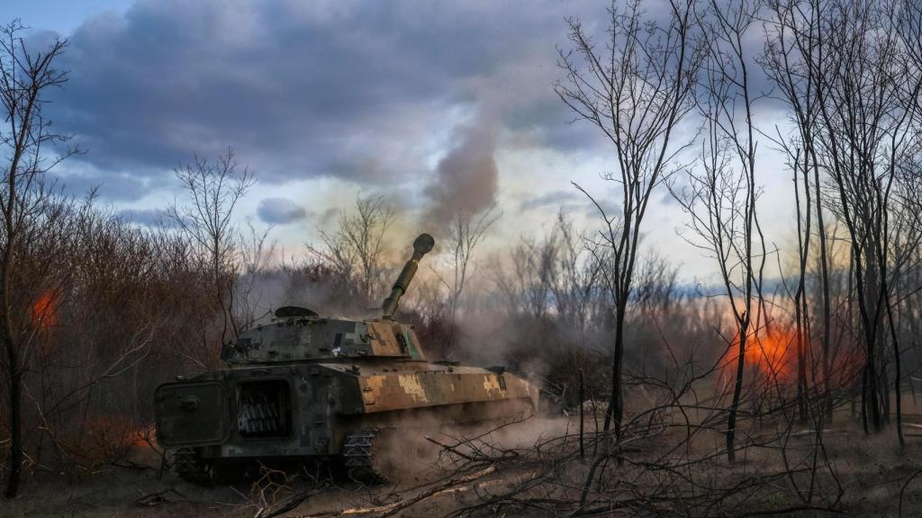 Un tanque ucraniano dispara en el frente de Jersón.