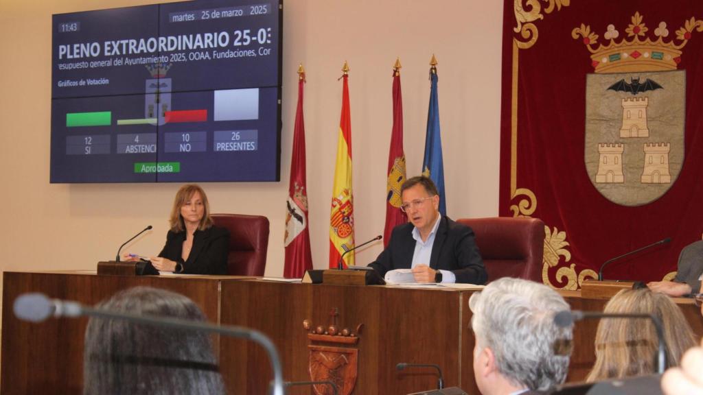 Manuel Serrano presidiendo el pleno extraordinario de este martes.