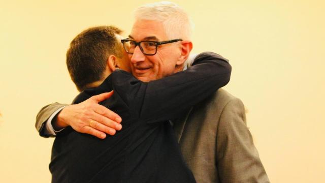 Manuel Serrano, alcalde de Albacete, abraza a su concejal de Hacienda, Alberto Reina, tras la aprobación de presupuesto 2025.