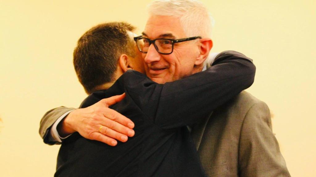 Manuel Serrano, alcalde de Albacete, abraza a su concejal de Hacienda, Alberto Reina, tras la aprobación de presupuesto 2025.