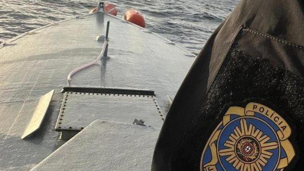 Imágenes del narcosubmarino, interceptado hace cinco días entre Azores y Canarias.