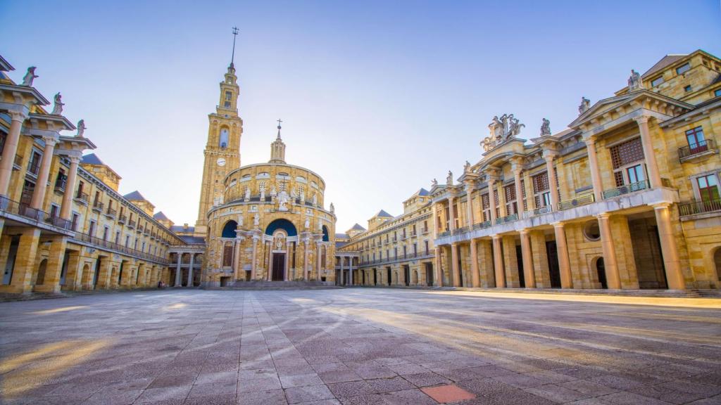 Patio central y exterior de la iglesia de la Universidad Laboral de Gijón. Durante mucho tiempo fue el edificio civil más grande de España.
