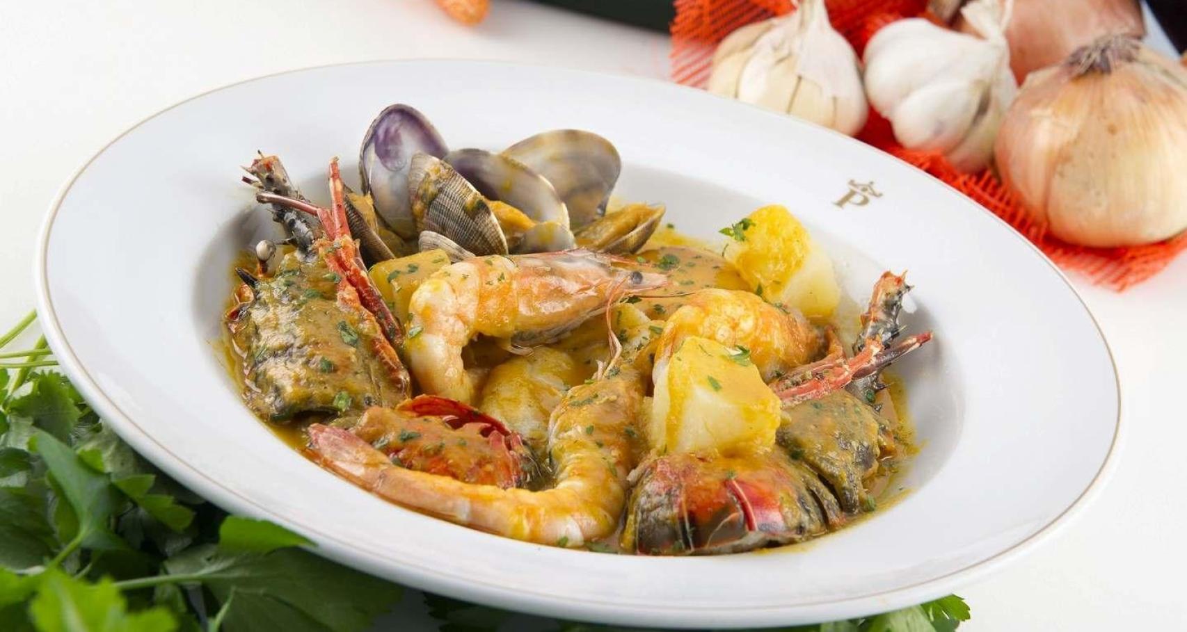 La caldereta de pescadores es una de las especialidades del Parador de Santillana Gil Blas junto al cocido montañés.