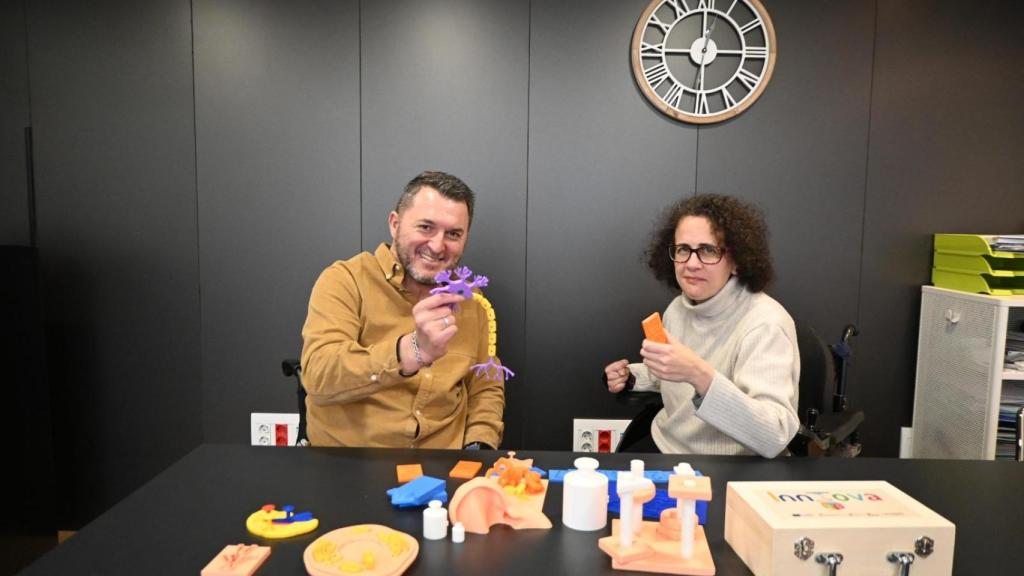 Francisco Sardón y Raquel Benito con piezas de su innovador proyecto