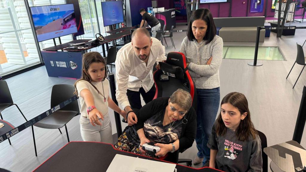 Alejandro Morilla, Gloria Sánchez, Paula, Lucía y Esperanza durante las II Jornadas Intergeneracionales Gaming.