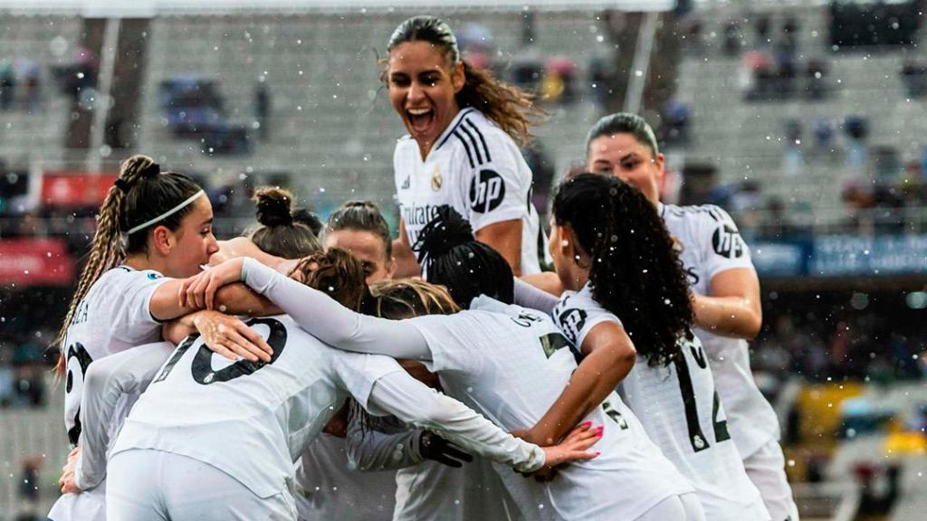 Las jugadoras del Real Madrid femenino celebran un gol en Montjuïc.