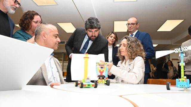 Fernando López Miras (c) visita el Centro de Profesores y Recursos de la Región de Murcia en Cartagena, este martes.