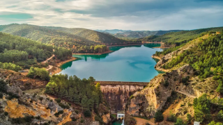 La ruta de senderismo más bonita de Zaragoza para hacer esta primavera: acaba en un pantano de aguas turquesas